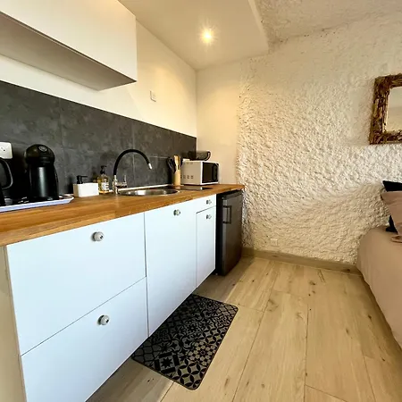 Joli Vue Avec Terrasse Et Jardinet A Sant Ambroggio Apartment